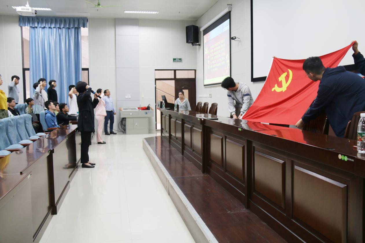 与会成员进行宣誓 与会成员进行宣誓